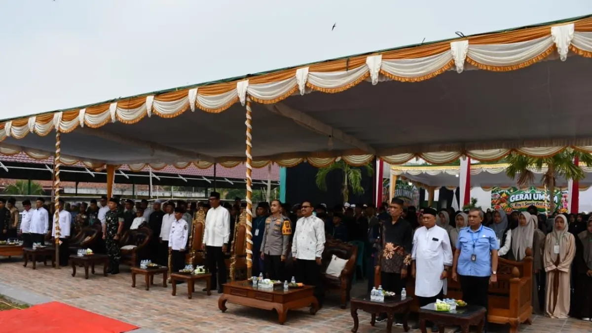 Bupati Sintang Gregorius Herkulanus Bala saat hadir bersama undangan lainnya di pembukaan Roy’s Santri Fest 2026.(ISTIMEWA)