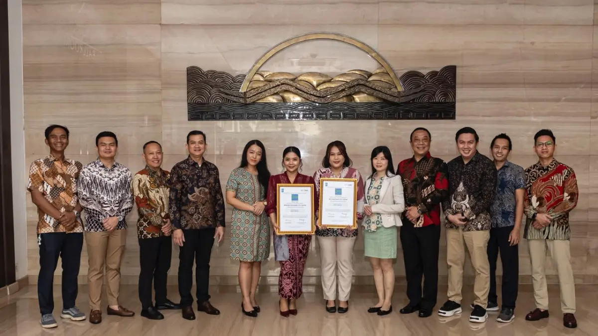 General Manager Mercure & ibis Pontianak City Center beserta jajarannya Bersama sertifikat Green Key International.