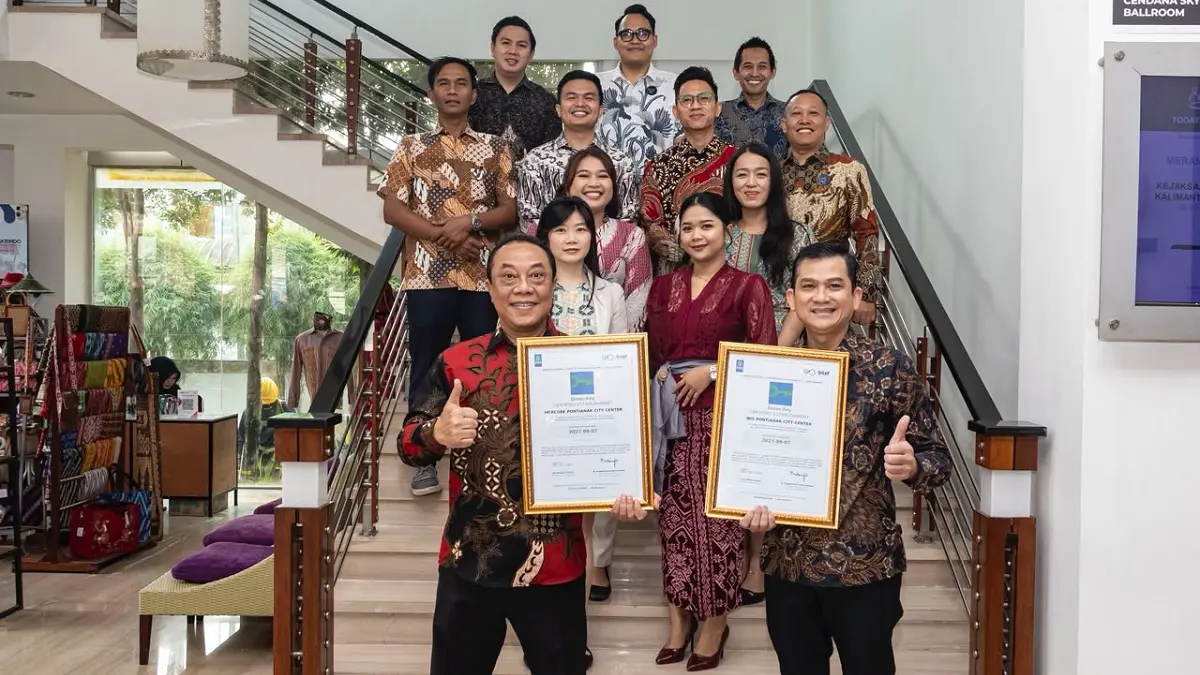 General Manager Mercure & ibis Pontianak City Center beserta jajarannya Bersama sertifikat Green Key International.