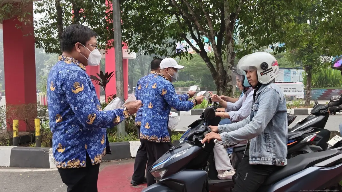 Kemenkum Kalbar saat menyalurkan 1.000 Masker untuk Masyarakat. (Kemenkum Kalbar)
