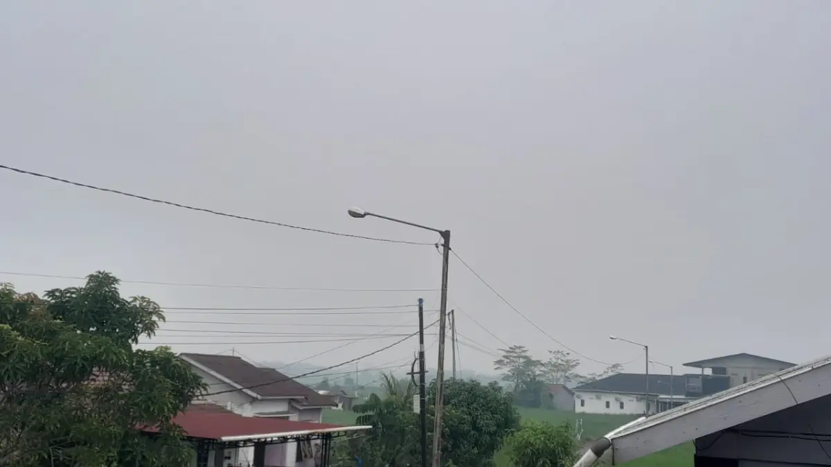 Kondisi kabut asap di Sambas, Kamis (17/9) yang mulai berkurang karena hujan dan gencarnya upaya pemadaman karhutla.