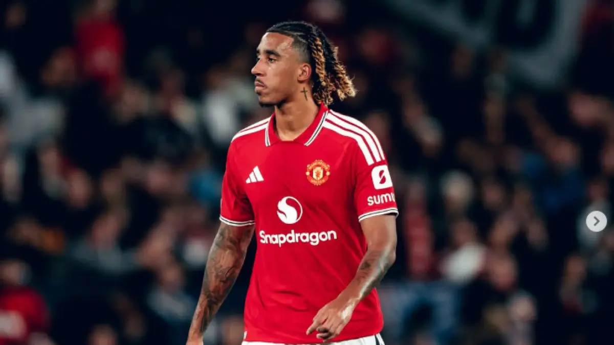 Leny Yoro tidak mampu mengejar dengan sprint penuh saat Brighton melakukan serangan balik yang berujung pada gol ketiga. (IG@manutd)