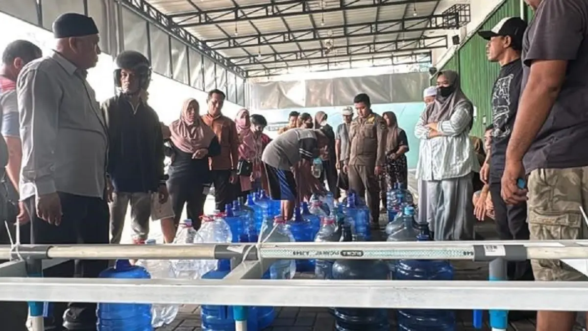 Masyarakat yang antre pengisian air bersih yang siapkan Pemprov Kalbar melalui Dinas Perumahan Rakyat dan Kawasan Pemukiman.  (Adpim Pemprov Kalbar)