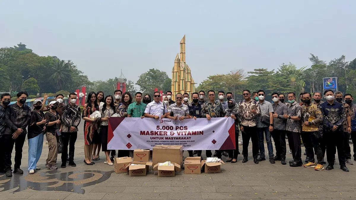 Pembagian masker oleh IHGMA Kalimantan Barat dan Primatelindo kepada masyarakat di kawasan Tugu Digulis.