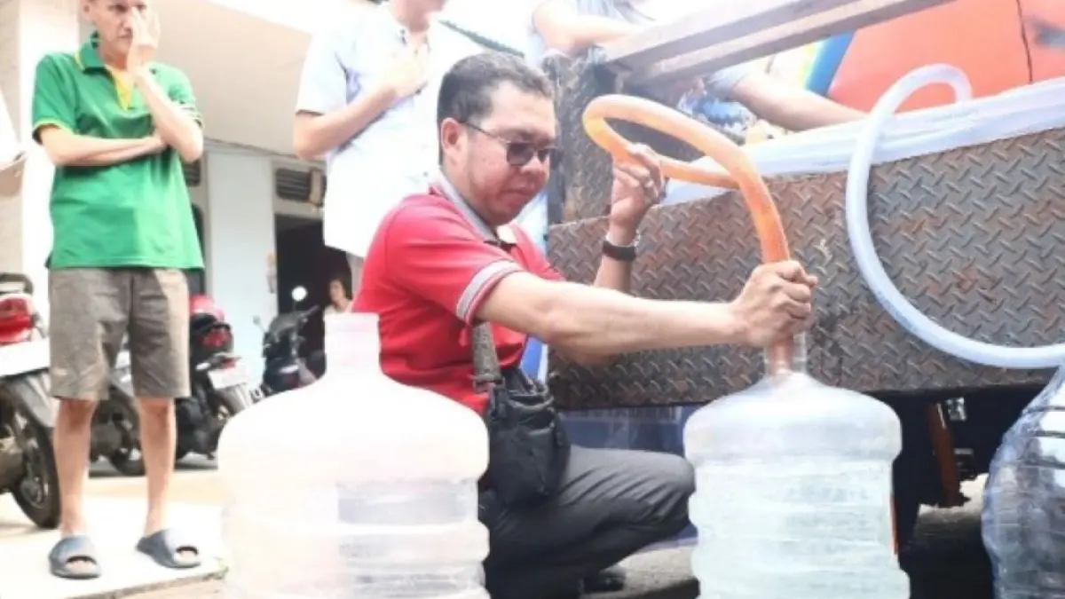 Penyaluran bantuan air bersih untuk warga, Jumat (18/9) di Jalan Gajah Mada Pontianak. (Diskominfo Pontianak)