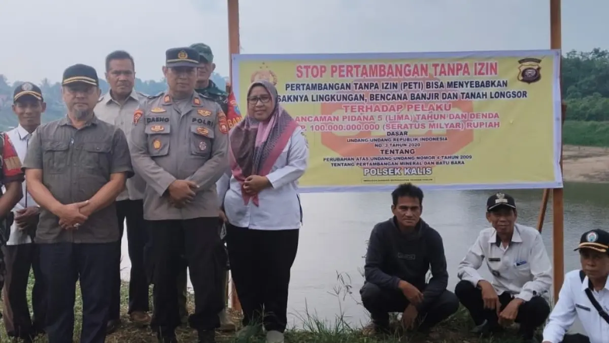 Polsek Kalis bersama Koramil dan Kecamatan Kalis saat melakukan pemasangan banner larangan PETI.(ISTIMEWA)