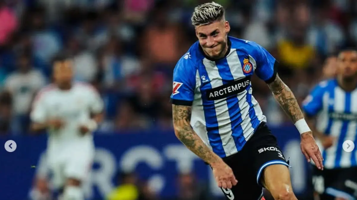 Roberto Fernández menjadi tumpuan Espanyol saat menjamu Elche di RCDE Stadium. (IG@roberto10fj)