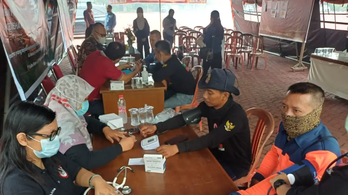 Sejumlah petugas dan relawan pemadam karhutla mengikuti pemeriksaan kesehatan gratis yang digelar IDI Kubu Raya bersama Beauty Arena Aesthetic Clinic di Posko BPBD Kubu Raya, Kamis (17/9).