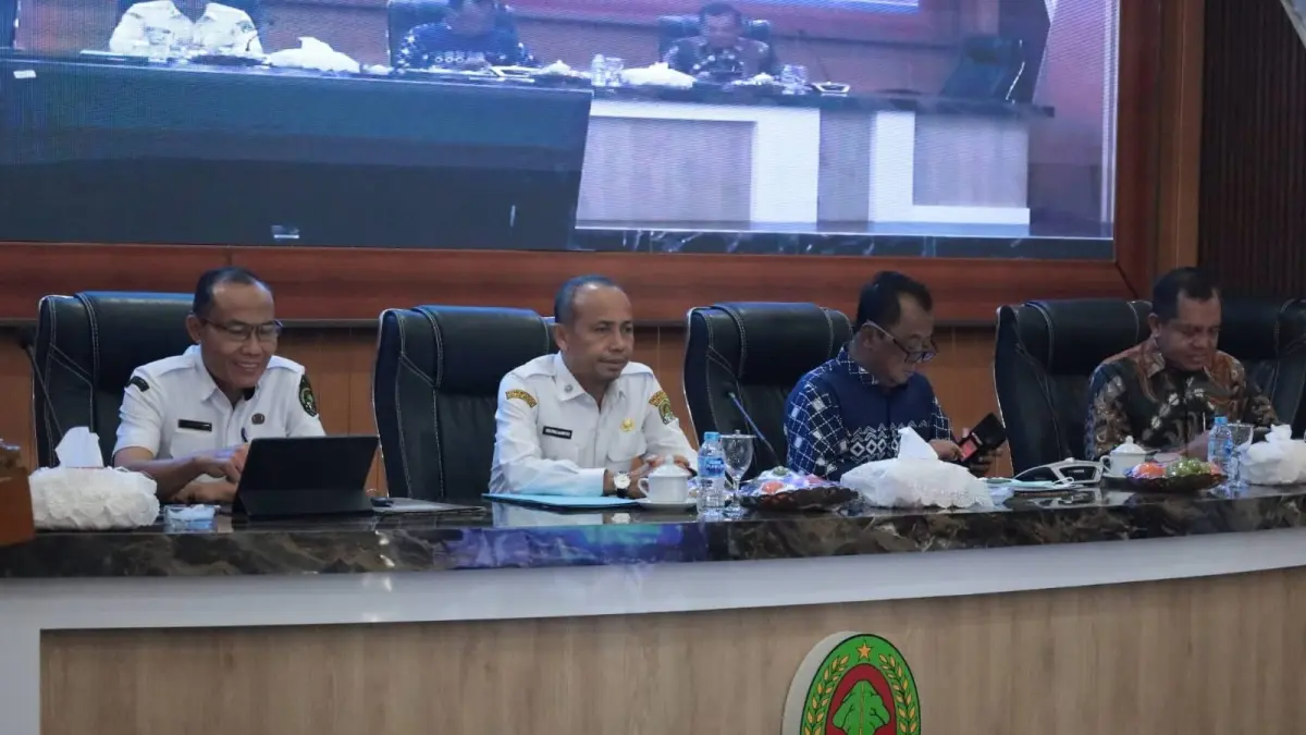 Sekda Ketapang, Repalianto, memimpin konsultasi publik pengembangan dan pemberdayaan masyarakat di Kantor Bupati, Rabu (16/9). (ISTIMEWA)