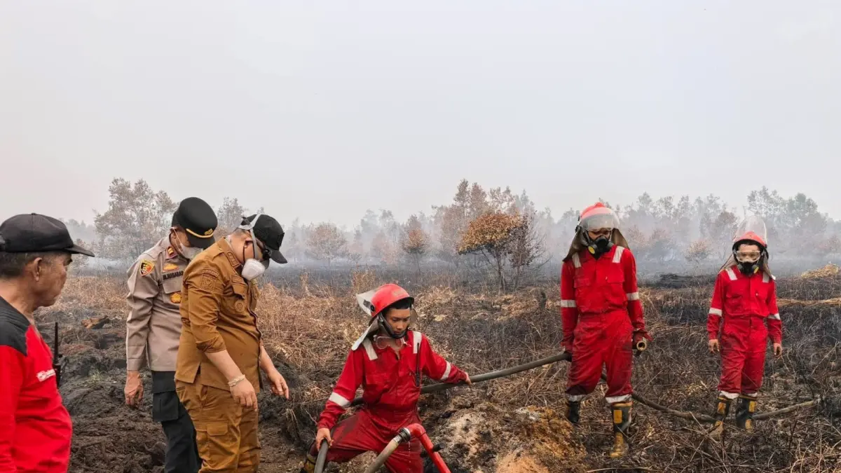 Selain menyerahkan bantuan nutrisi, Bupati Ketapang, Alexander Wilyo juga ikut membantu petugas memadamkan api di Nanga Tayap, Selasa (15/9) kemarin. (ISTIMEWA)