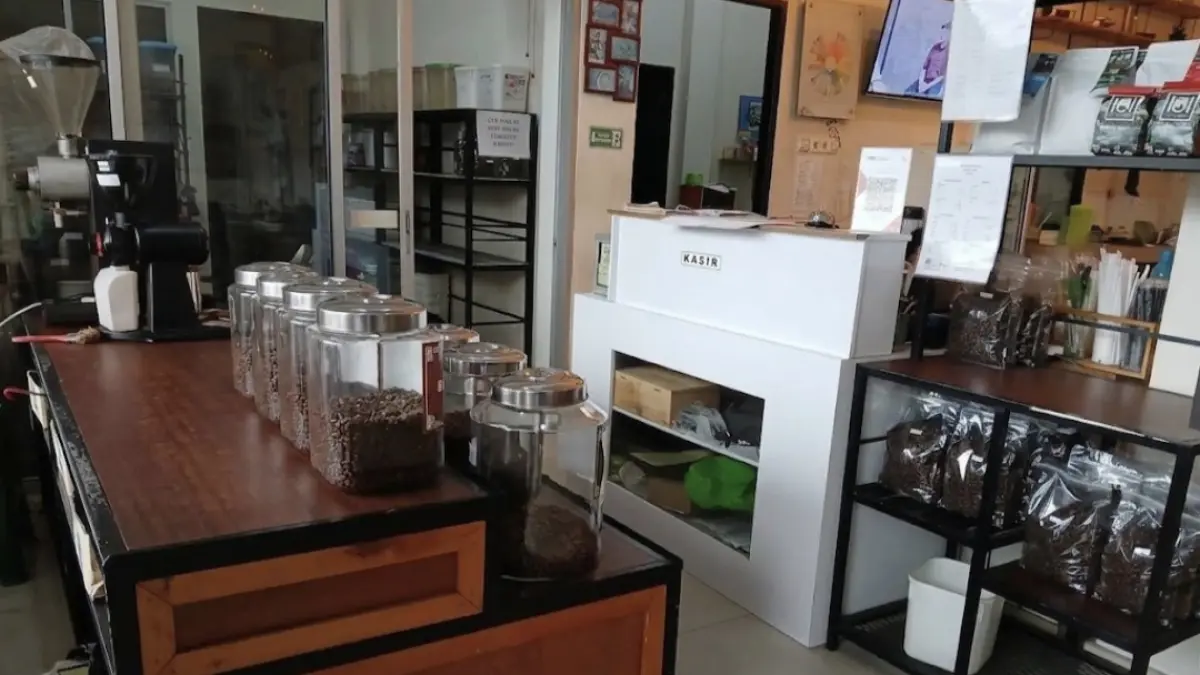 Toples yang berisikan biji kopi dari berbagai daerah tersimpan rapi di ruangan 101 Coffee House, sebuah unit usaha dari kedai kopi berperan menjadi offtaker (Ramses/Pontianak Post)