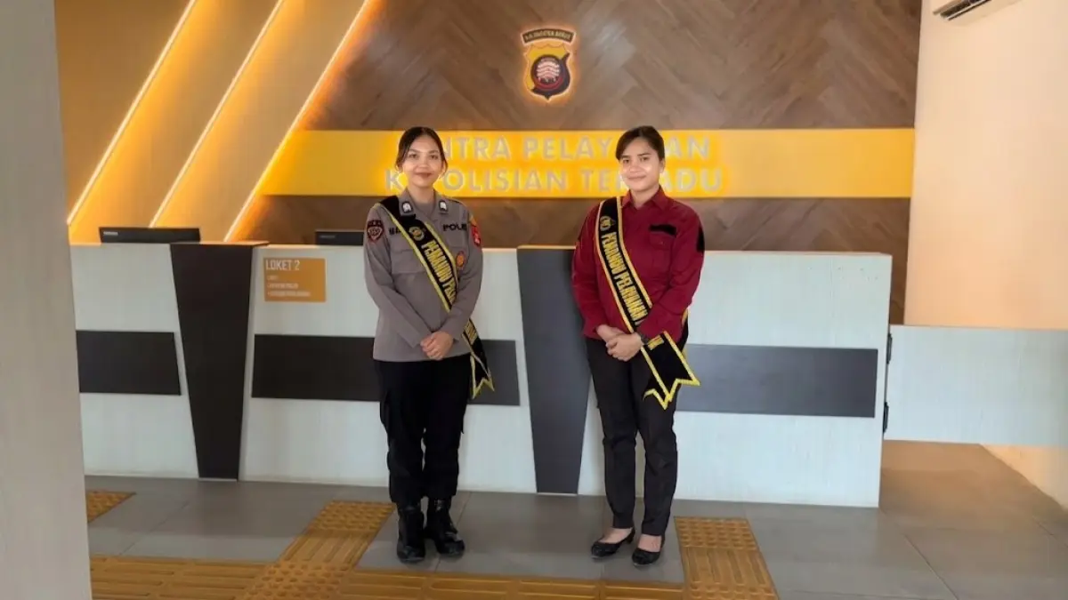 PANDU PELAYANAN: Brigpol Ayu Sriwahyuni dan Brigpol Martha Paratih Restu bertugas sebagai pemandu pelayanan publik di SPKT Polres Landak, Jumat (18/9). Keduanya membantu warga memahami prosedur layanan kepolisian serta mengenalkan Call Center Polri 110.