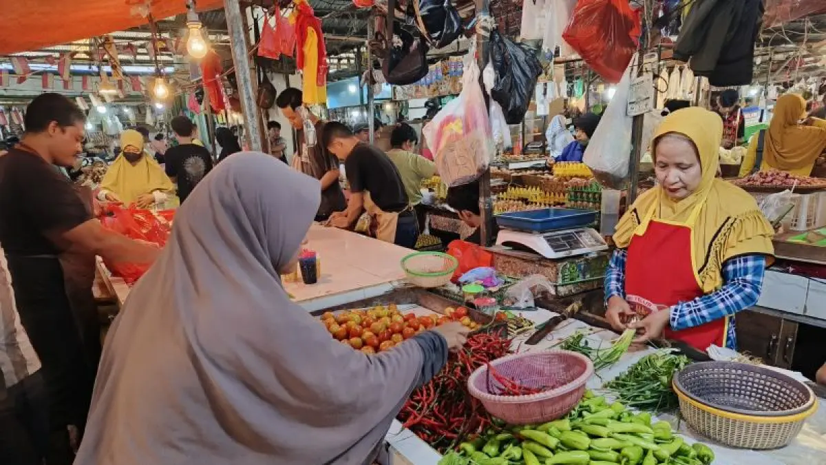 Warga berbelanja di pasar rakyat, Kota Pontianak. Belakangan ini, harga cabai naik tajam. (ANTARA/Dedi)