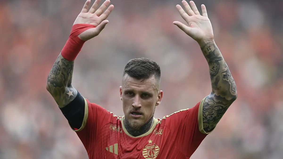 Pesepak bola Persija Jakarta Fabio Calonego mengangkat tangannya saat timnya melawan Persib Bandung pada pertandingan Liga 1 2026/2027 di Stadion Gelora Bung Karno (GBK) Senayan, Jakarta, Sabtu (12/9/2026). Persija Jakarta menang atas Persib Bandung dengan skor 2-1. (ANTARA FOTO/M Risyal Hidayat)
