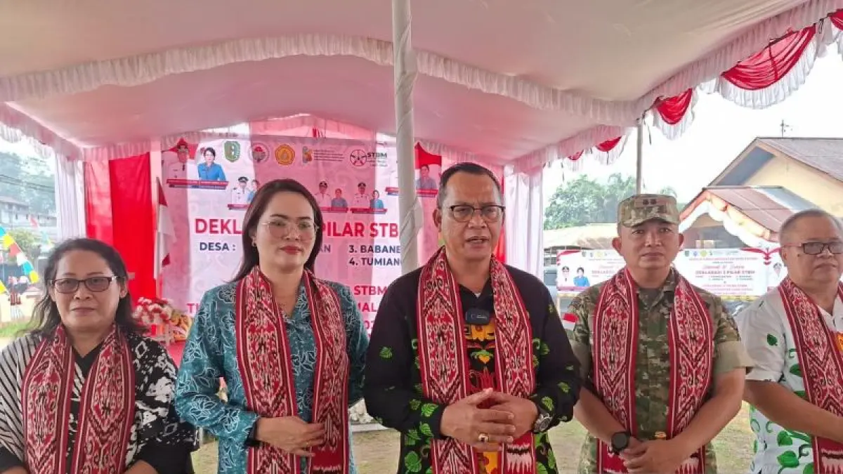Bupati Bengkayang Sebastianus Darwis saat menghadiri deklarasi tiga pilar STBM di Kecamatan Samalantan, Jumat (18/9).  (ANTARA/Narwati)