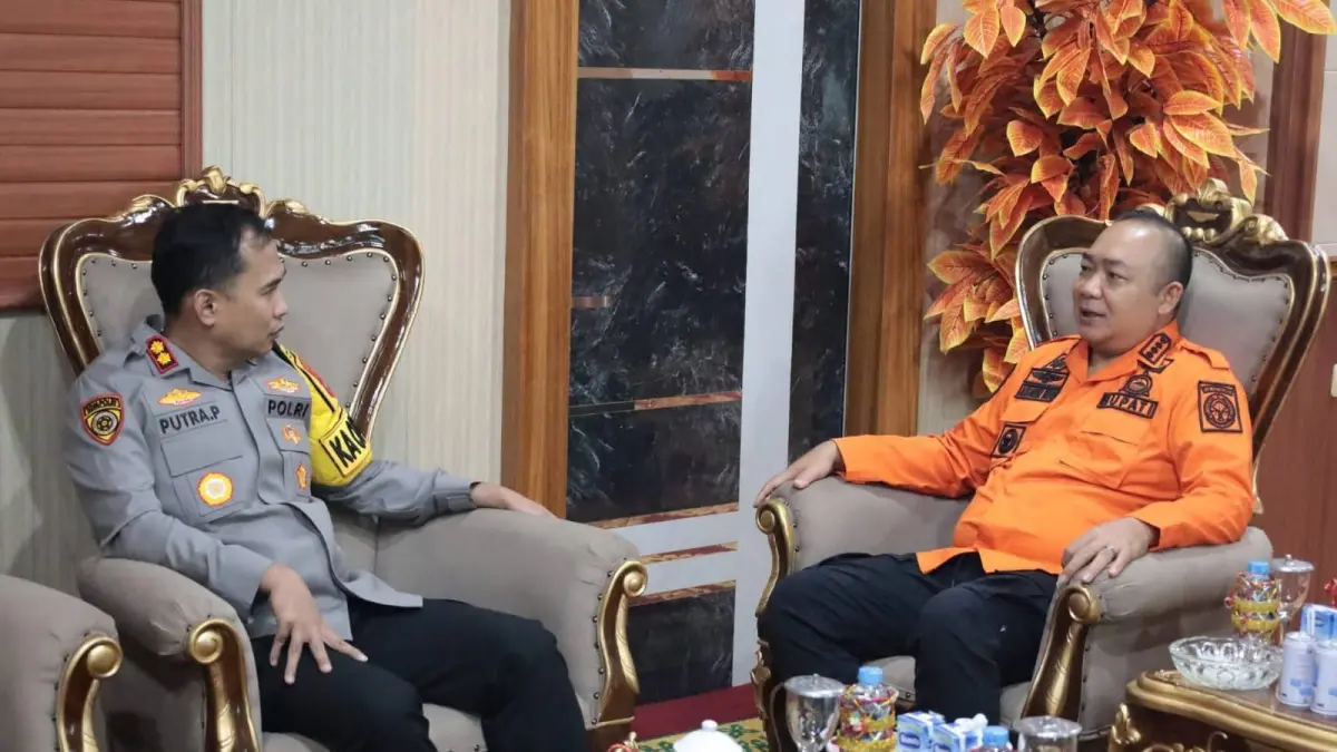Bupati Ketapang, Alexander Wilyo, menerima kunjungan Kapolres Ketapang, AKBP Putra Pratama, Kamis (17/9). (ISTIMEWA)
