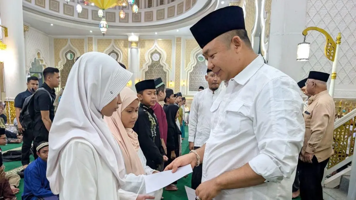 Bupati Ketapang, Alexander Wilyo, menyantuni anak yatim pada perayaan Maulid Nabi di Masjid Al-Ikhlas Ketapang, Kamis (17/9) malam. (ISTIMEWA)