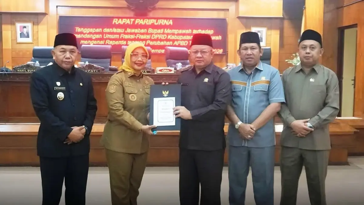 Bupati Mempawah, Erlina menyerahkan dokumen jawaban bupati kepada Pimpinan DPRD Mempawah.