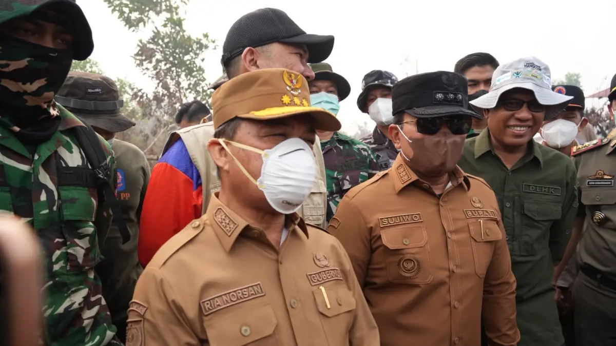 Gubernur Kalbar Ria Norsan saat meninjau penanganan karhutla di Kubu Raya beberapa waktu lalu. (ADPIM PEMPROV KALBAR)