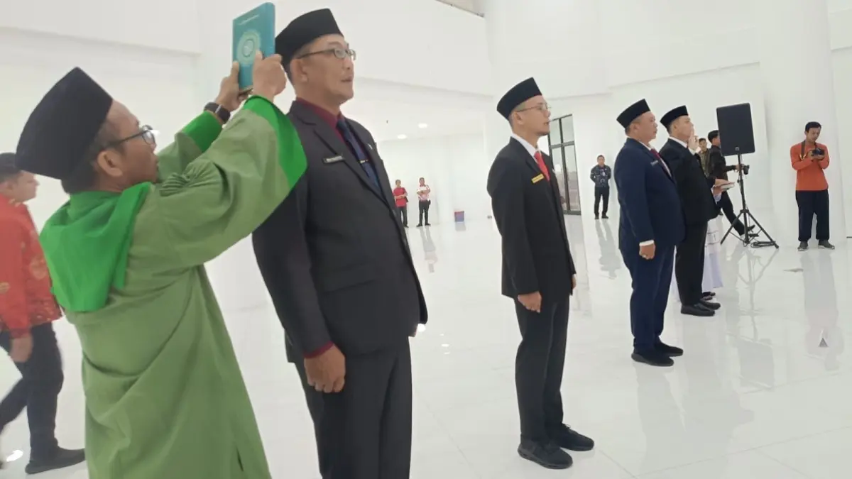 Keempat pejabat tinggi Pratama saat dilantik dan diambil sumpahnya oleh Bupati Kapuas Hulu. (TAUFIQ / PONTIANAK POST)