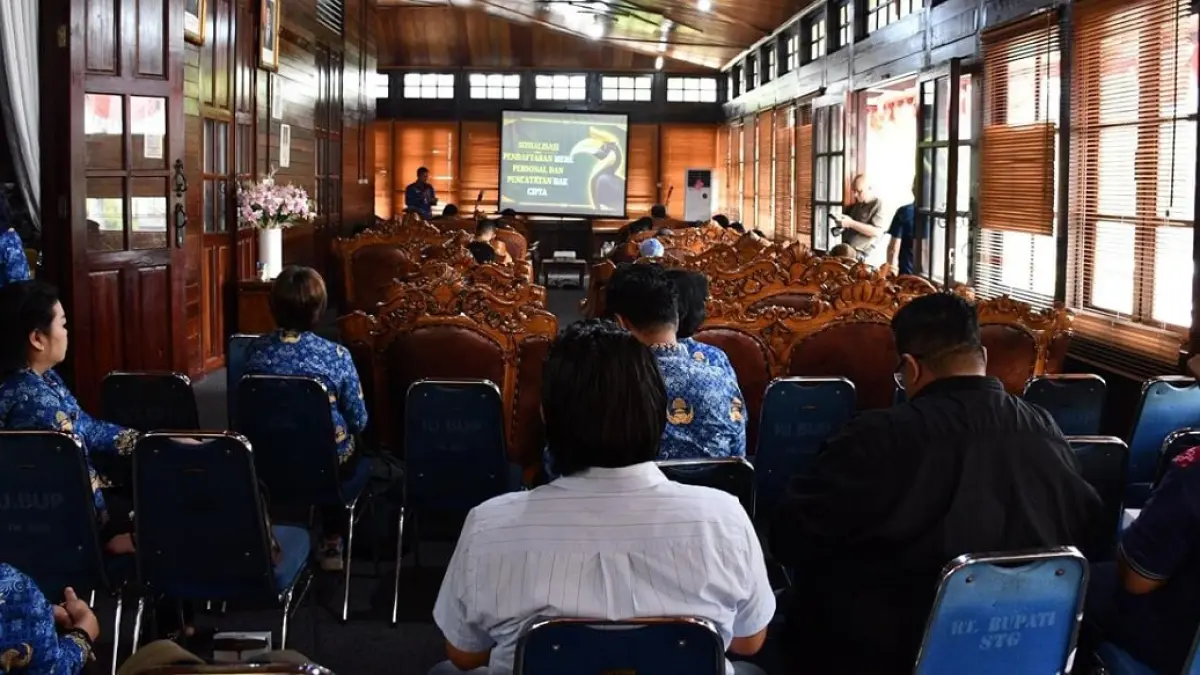 Pelaksanaan sosialisasi Pendaftaran Merek Personal dan Pencatatan Hak Cipta  di Kabupaten Sintang. (RISKA / PONTIANAK POST)