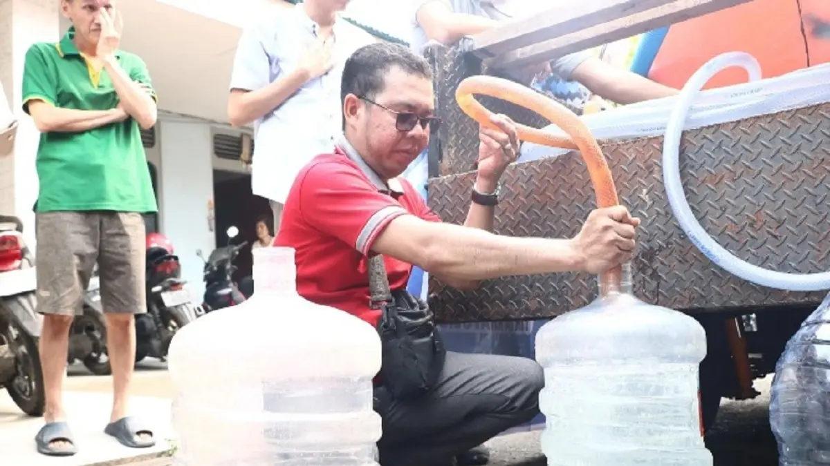 Pembagian air bersih bagi warga di Jalan Gajah Mada. (ISTIMEWA)