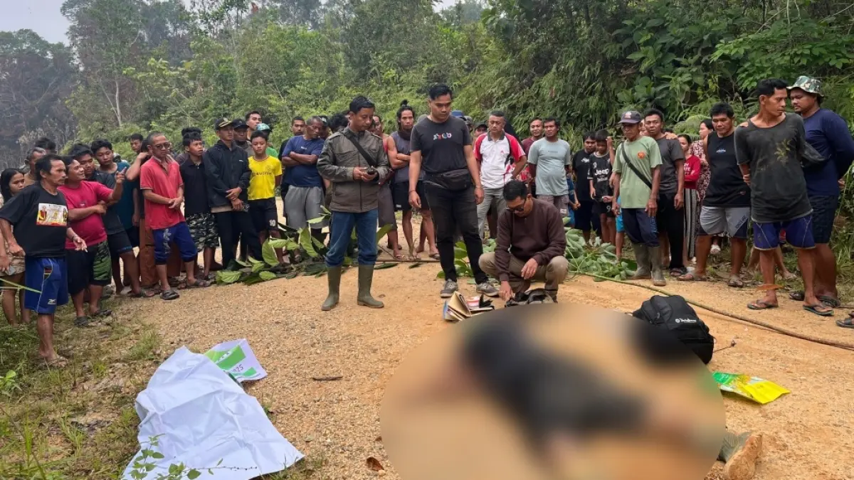 Petugas kepolisian bersama warga berada di lokasi penemuan jenazah seorang pria, Rabu (16/9). (ISTIMEWA)