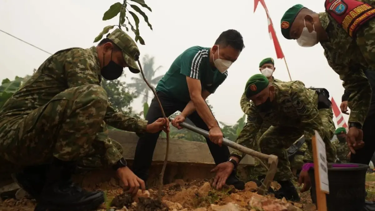 Wali Kota Pontianak Edi Rusdi Kamtono menanam pohon bersama TNI di Jalan Purnama Dalam, Sabtu (19/9/2026). (Pemkot Pontianak)