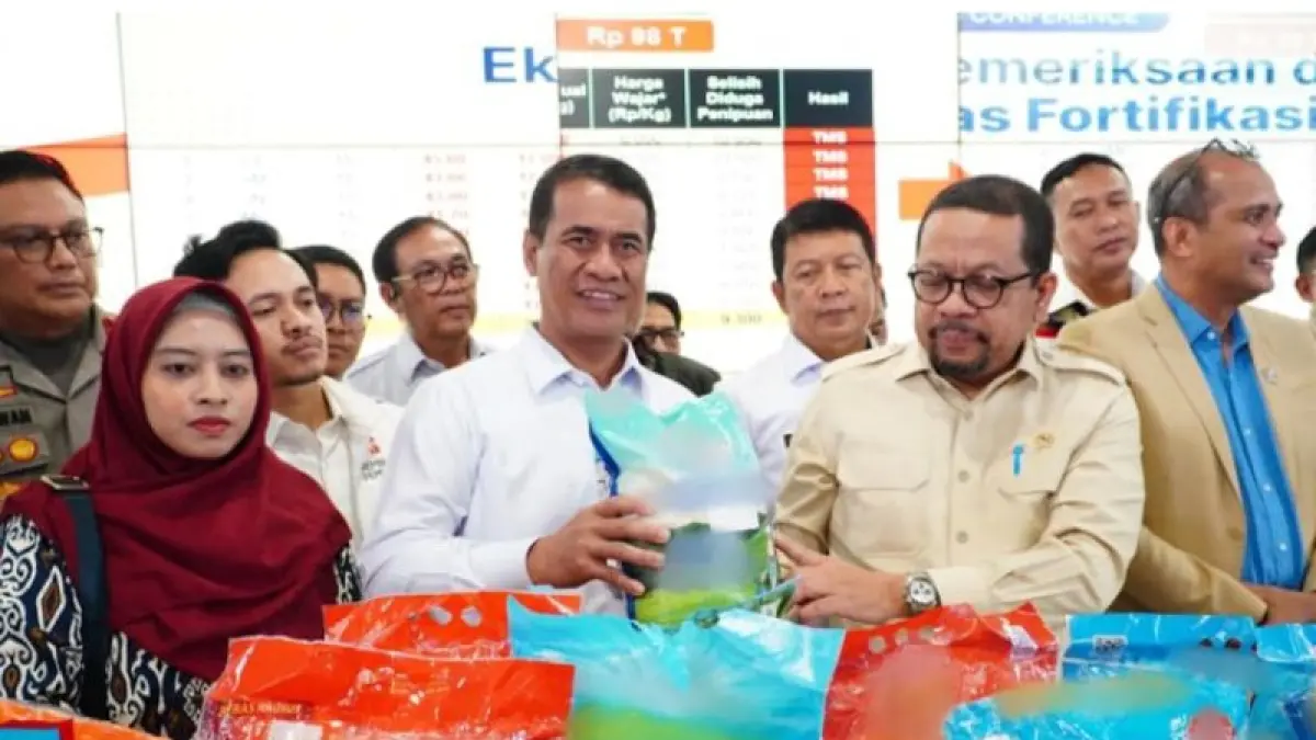 Kepala Badan Pangan Nasional (Bapanas) sekaligus Menteri Pertanian (Mentan) Andi Amran Sulaiman (tengah), Kepala Badan Komunikasi Pemerintah (Bakom) Muhammad Qodari (kedua kanan), dan pihak terkait lainnya dalam ekspose hasil pemeriksaan dan temuan beras fortifikasi, di Kantor Pusat Kementerian Pertanian, Jakarta, Selasa (15/9). (ANTARA/HO-Bapanas)