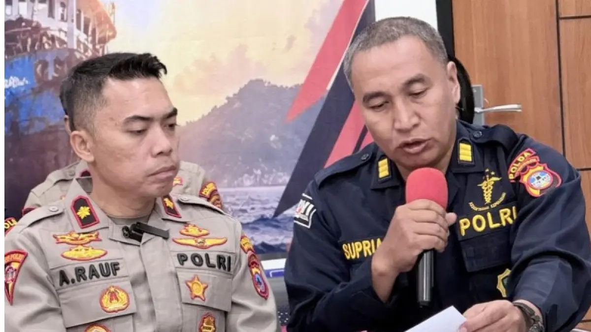 Anggota Tim DVI Polda Kalsel dokter Supriadi (kanan) memberikan keterangan terkait hasil identifikasi korban meninggal dunia dalam konferensi pers perkembangan operasi SAR hari ketujuh kecelakaan KM Virgo Transport 8, di Pelabuhan Trisakti, Banjarmasin, Kalimantan Selatan, Sabtu (19/9) malam. (ANTARA/Tumpal Andani Aritonang)
