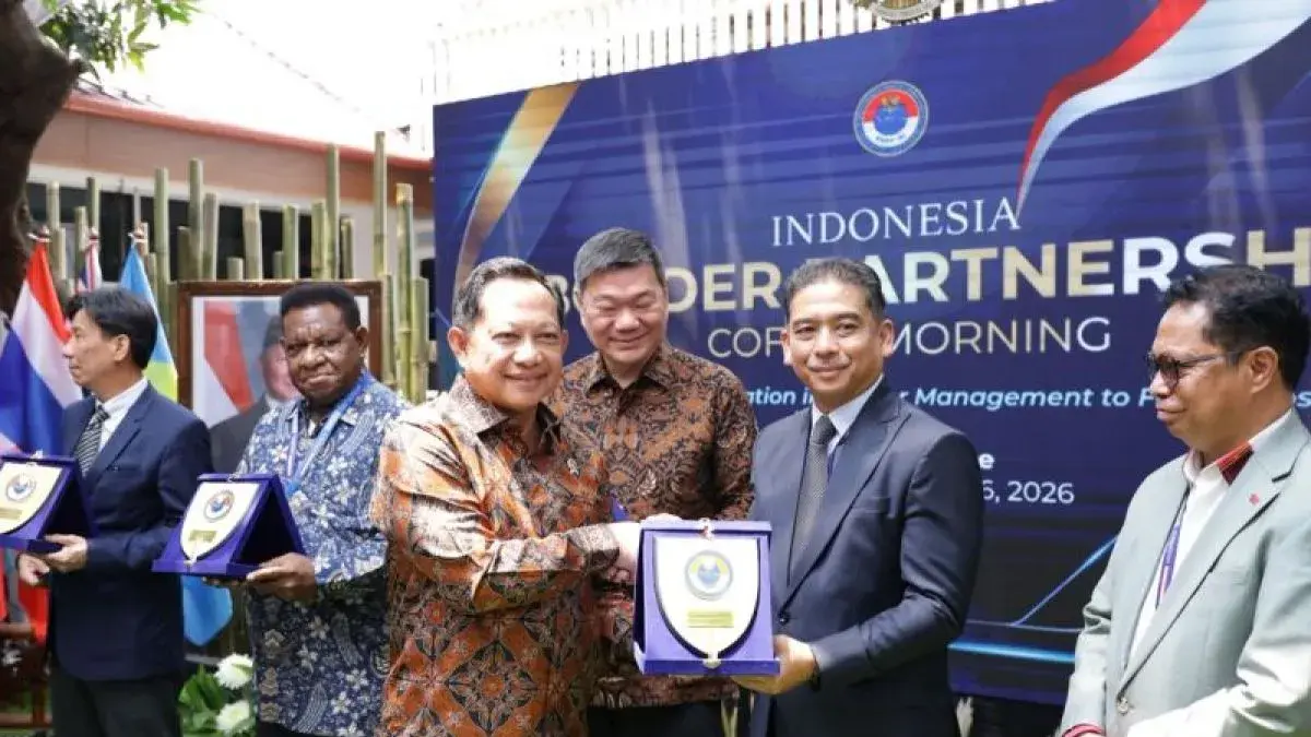 Mendagri Muhammad Tito Karnavian selaku Kepala BNPP RI (kiri) berfoto bersama Duta Besar Malaysia untuk Indonesia Dato