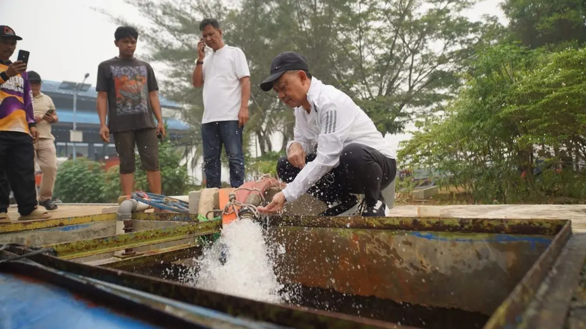 Pasokan lima juta liter air tawar jembali tiba di Parit Mayor, Minggu (20/9). (Pemkot Pontianak)