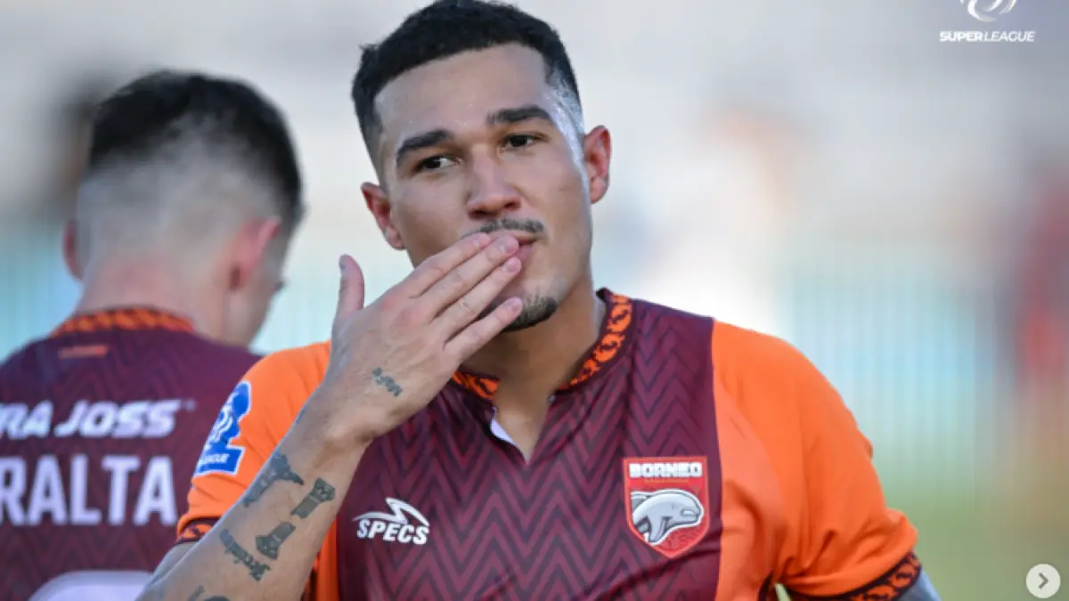 Pemain Borneo FC Juan Villa mengawal serangan Pesut Etam menjelang duel melawan Bali United di BRI Super League. (IG@juanfelipevilla8)