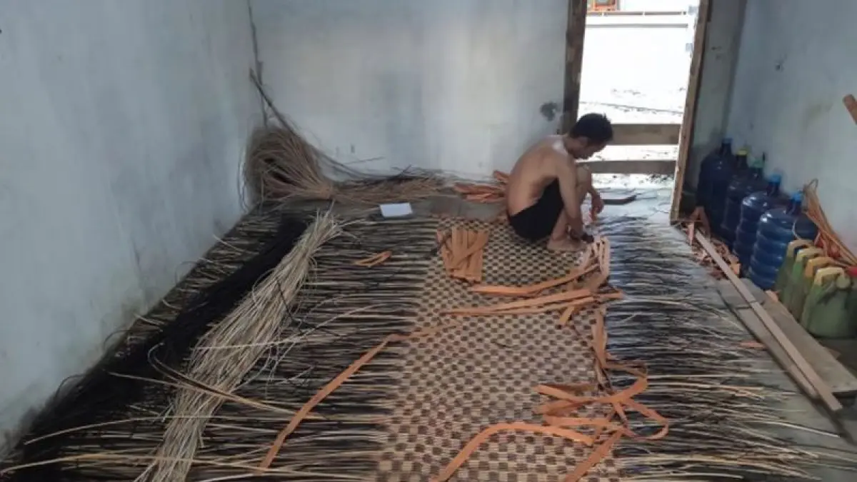 Seorang warga Bengkayang menganyam tikar bidai di Dusun Preges, Desa Seluas, Kecamatan Seluas, Kabupaten Bengkayang. (ANTARA)
