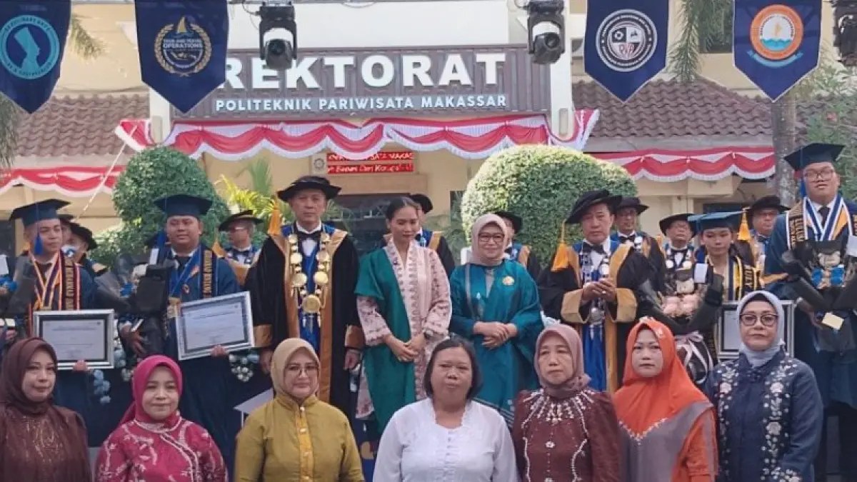 Wakil Menteri Pariwisata (Wamenpar) Ni Luh Puspa (tengah atas) di sela kunjungan kerja di Poltekpar Makassar, di Makassar, Sulsel, Sabtu (19/9). (ANTARA/Suriani Mappong)