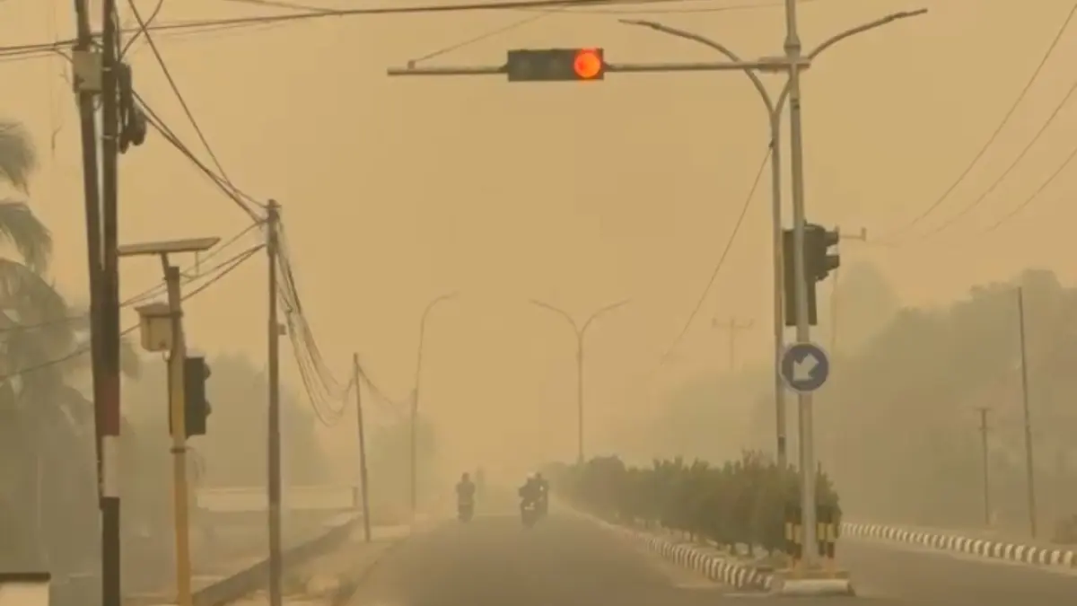 UDARA PEKAT: Kabut asap menyelimuti wilayah Kabupaten Kayong Utara. Konsentrasi PM2,5 di sejumlah titik pemantauan tercatat menembus 2.000 µg/m³, sementara kualitas udara berada pada kategori berbahaya, Minggu (21/9). Kondisi ini sudah berlangsung berhari-hari. (DANANG/PONTIANAK POST)