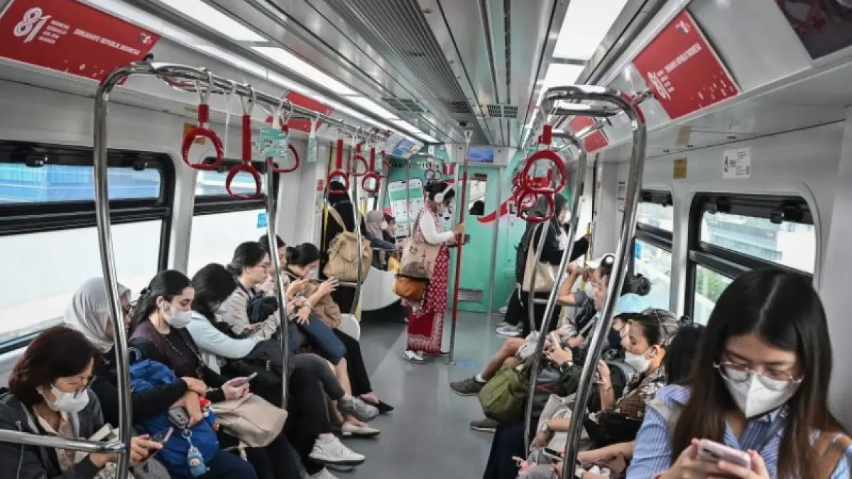 Sejumlah penumpang berada di dalam kereta LRT Jakarta Manggarai-Kelapa Gading di Jakarta, Kamis (17/9/2026). Pemerintah Provinsi DKI Jakarta memberlakukan tarif khusus LRT Jakarta rute Kelapa Gading-Manggarai sebesar delapan rupiah selama delapan hari hingga 23 September 2026 sebagai langkah sosialisasi kepada masyarakat untuk penggunaan transportasi massal tersebut. (ANTARA FOTO/Sulthony Hasanuddin/wsj).