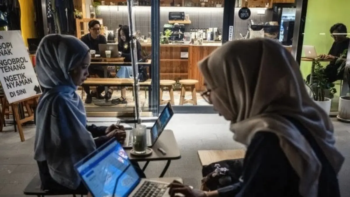 Arsip foto - Warga mengoperasikan laptop di salah satu kafe, Gelanggang Inovasi dan Kreativitas UGM, Yogyakarta, Rabu (18/3/2026). Pemerintah menerapkan kebijakan Work From Anywhere (WFA) Lebaran 2026 selama lima hari yaitu 16-17 Maret 2026 (praLebaran) dan 25-27 Maret 2026 (pascaLebaran) bagi ASN dan sebagian karyawan swasta untuk menjaga produktivitas kerja serta mengurangi kepadatan arus mudik maupun balik. (ANTARA FOTO/Bayu Pratama S/agr)