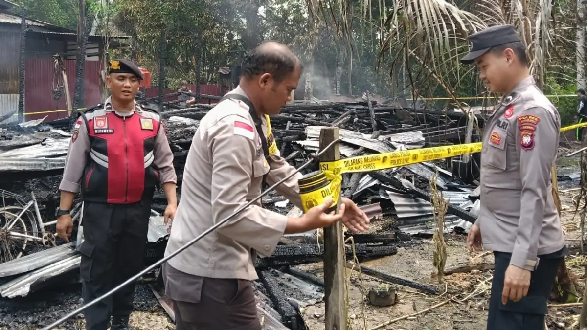 Anggota Polres Kapuas Hulu saat melakukan olah TKP. kebakaran rumah warga di Dusun Tanjung Pandan, Desa Sibau Hulu, Kecamatan Putussibau Utara.(ISTIMEWA)