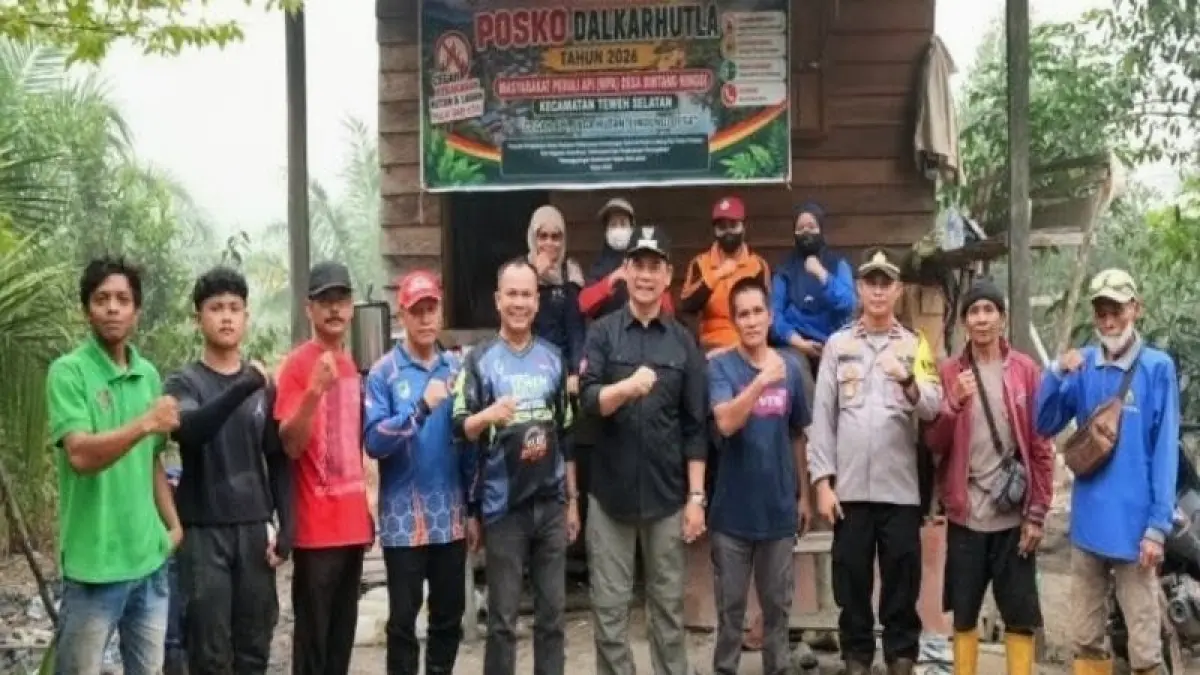 Bupati Barito Utara Shalahuddin (kelima kanan) melakukan peninjauan langsung ke lokasi karhutla di Kecamatan Teweh Selatan, Minggu (20/9). (ANTARA/HO-Diskominfosandi Barito Utara)