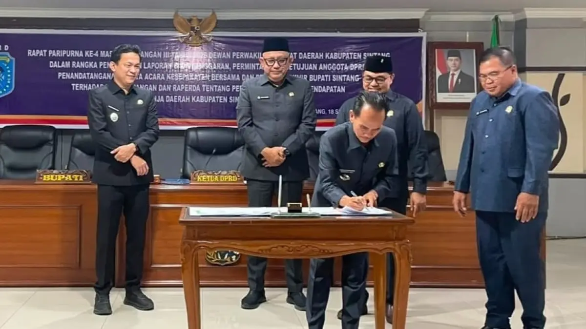 : Bupati Sintang Gregorius Herkulanus Bala bersama pimpinan DPRD Sintang menandatangani berita acara kesepakatan setelah melalui pembahasan antara pemerintah daerah dan legislatif.(RISKA / PONTIANAK POST)