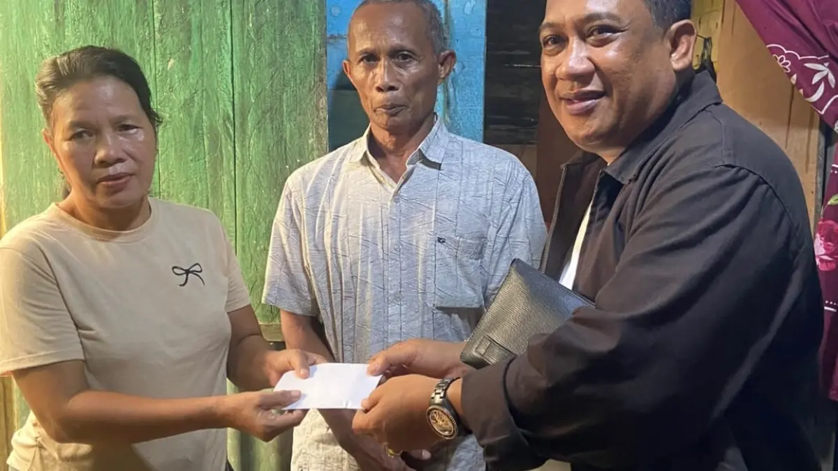 Haji Anda berkunjung ke kediaman Julita dan memberikan bantuan untuk proses pembangunan bedah rumah