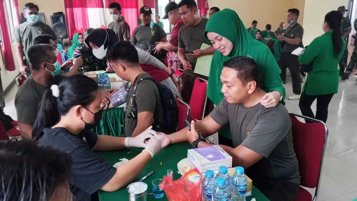 Dandim 1204/Sanggau Letkol Inf. Nurachaman Ginha Drahidzya bersama Ketua Persit KCK XLVIII Cabang Sanggau Ny. Amelia Gindha saat meninjau kegiatan donor darah dalam rangka HUT ke-81 TNI di Aula Satria Wibawa Kodim 1204/Sgu, Sanggau, Minggu (20/9). (ISTIMEWA)