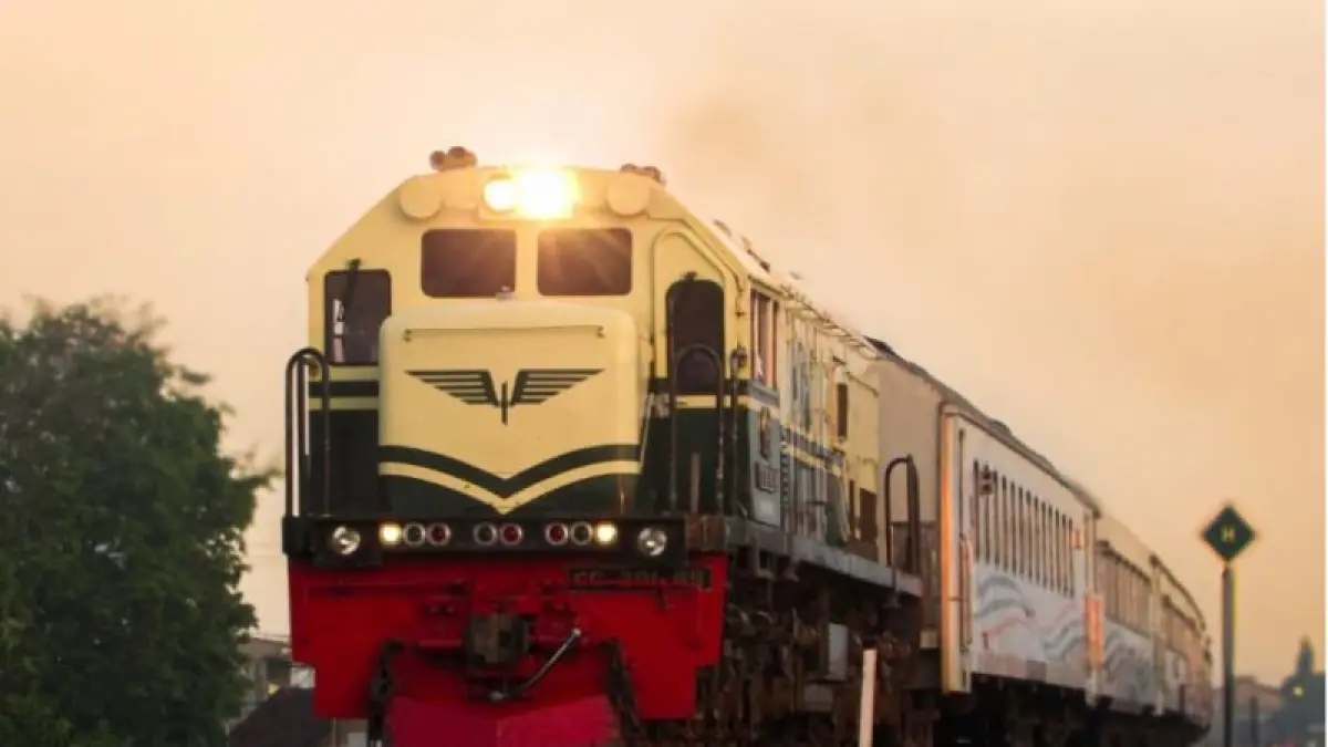 Kereta Apik melintas di jalur KA Sumbergempol-Ngunut, Tulungagung. (ANTARA/HO-Dokumentasi Pribadi)