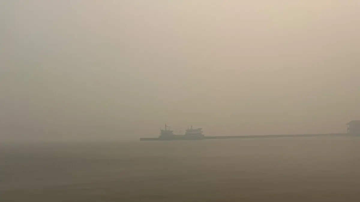 Ketebalan kabut asap di Kota Sukadana dari kejauhan kapal tidak terlihat jelas saat berada di Pelabuhan TPI.  (ISTIMEWA)