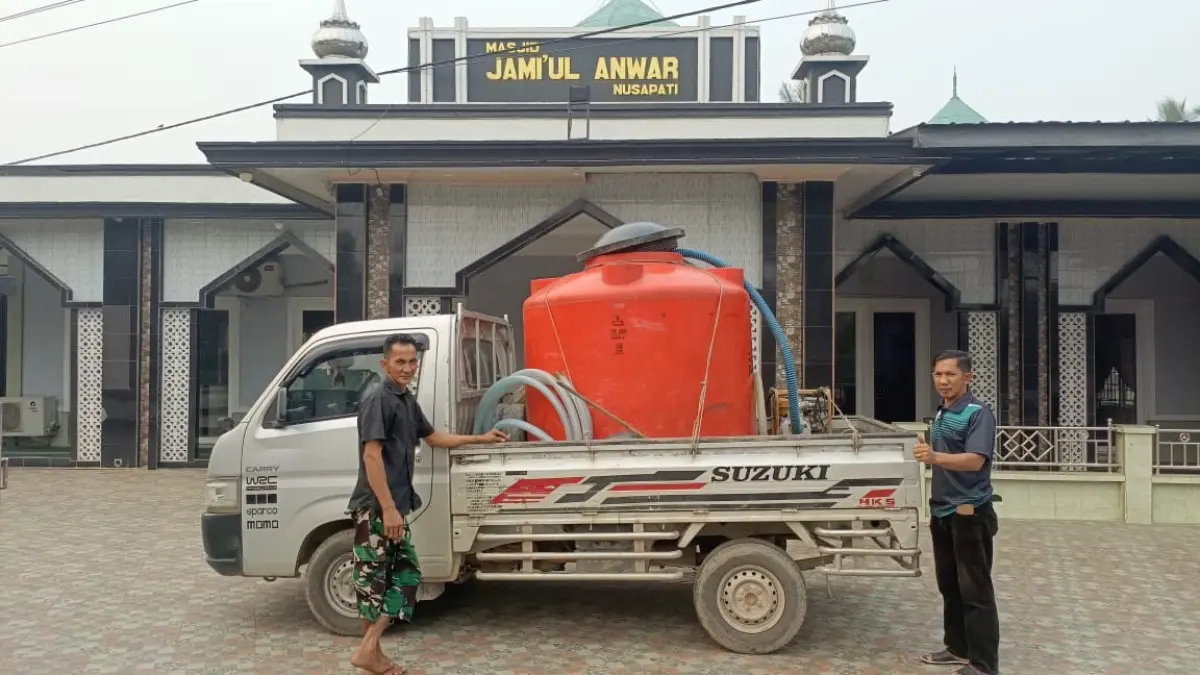 Komunitas Air Balap mendistribusikan air bersih ke masjid.