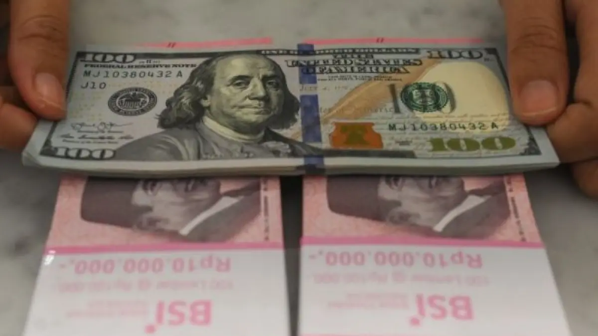 Pegawai menunjukkan uang rupiah dan dolar AS di Bank Syariah Indonesia, Tangerang Selatan, Banten, Rabu (21/1). (ANTARA FOTO/Hafidz Mubarak A/wsj).