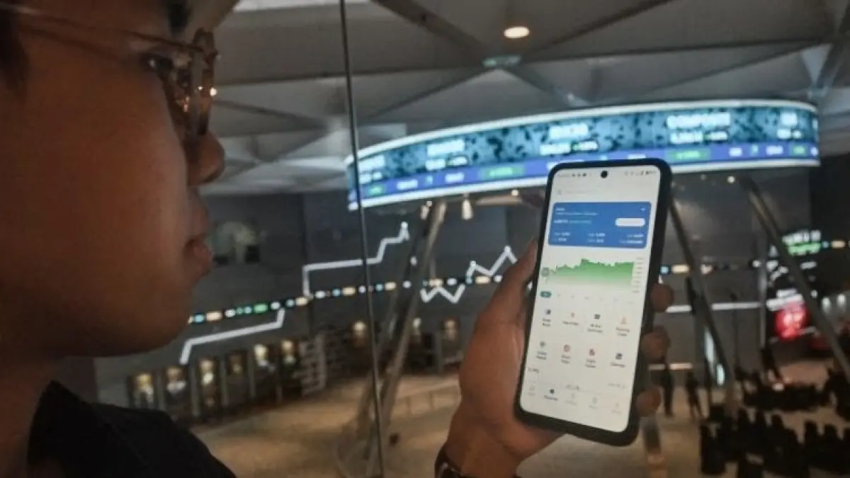Pengunjung mengamati pergerakan Indeks Harga Saham Gabungan (IHSG) dari layar gawai di Bursa Efek Indonesia (BEI), Jakarta, Jumat (7/8). (ANTARA FOTO/Fakhri Hermansyah/agr)