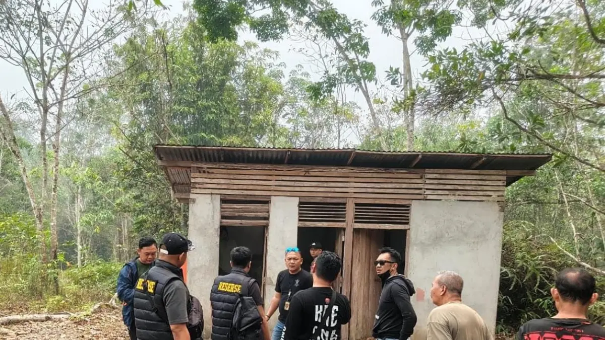 Petugas mendatangi lokasi untuk melakukan olah TKP di Desa Teluk Bakung, Sabtu (19/9) malam.