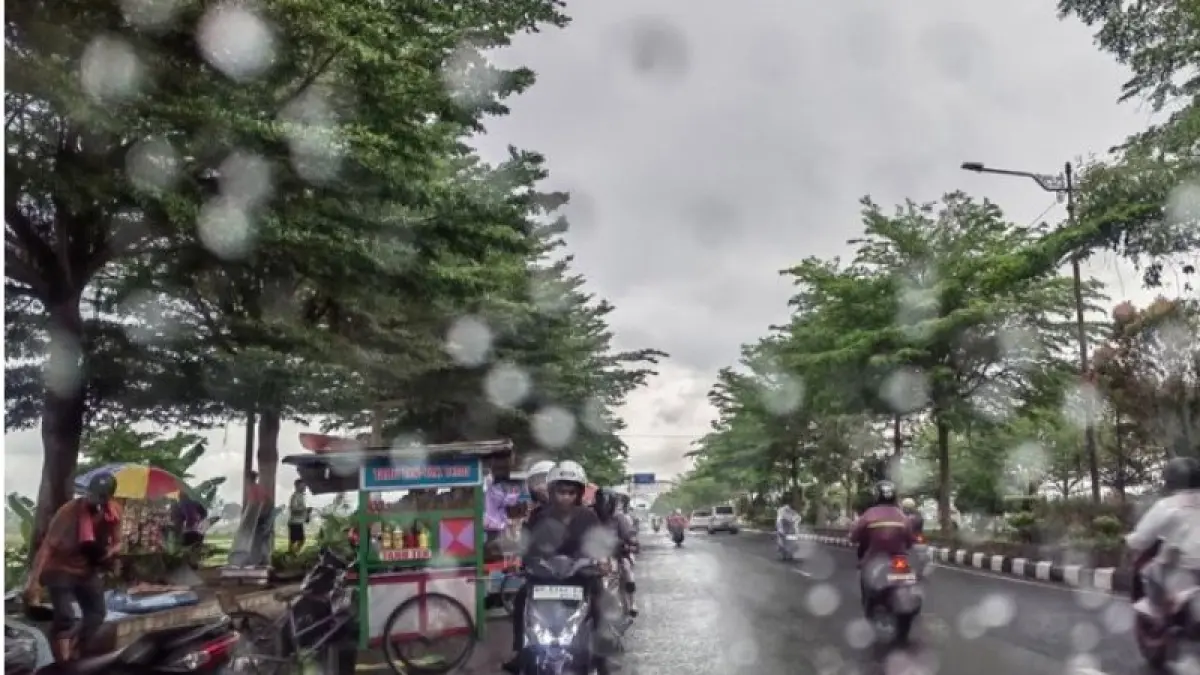 Sejumlah pengendara motor melintas saat hujan ringan di Jalan Bypass Mataram-Gedung, Kota Mataram, Nusa Tenggara Barat. (ANTARA/Sugiharto Purnama/aa)